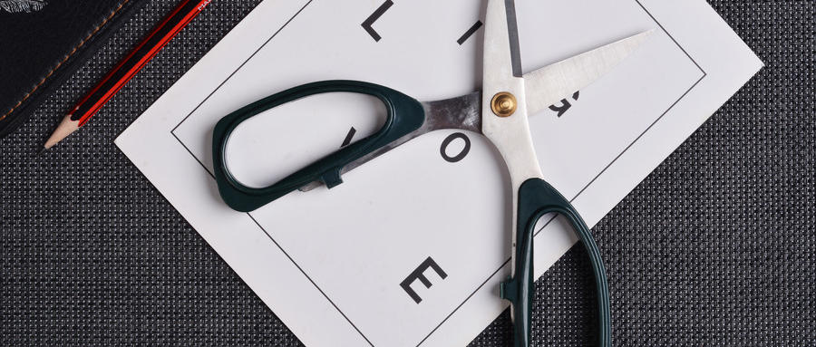 穿孔性眼外傷容易與哪些疾病混淆？