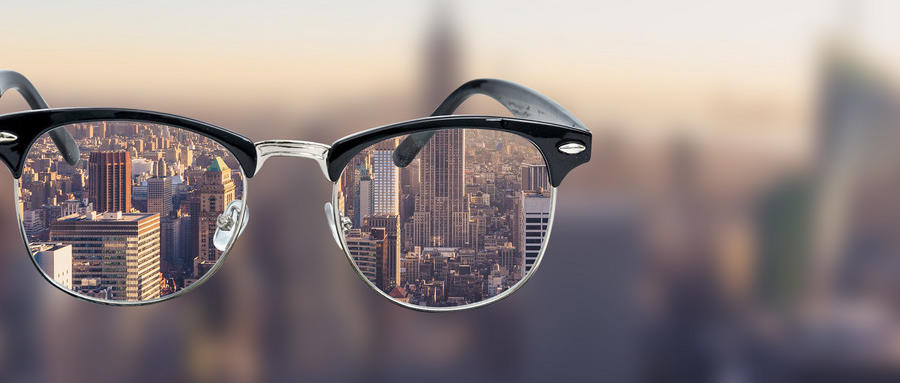 高度近視是由什么原因引起的？